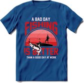 A Bad Day Fishing - Vissen T-Shirt | Rood | Grappig Verjaardag Vis Hobby Cadeau Shirt | Dames - Heren - Unisex | Tshirt Hengelsport Kleding Kado - Donker Blauw - XXL