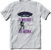 A bad Day Fishing - Vissen T-Shirt | Paars | Grappig Verjaardag Vis Hobby Cadeau Shirt | Dames - Heren - Unisex | Tshirt Hengelsport Kleding Kado - Licht Grijs - Gemaleerd - XXL