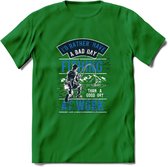 A bad Day Fishing - Vissen T-Shirt | Blauw | Grappig Verjaardag Vis Hobby Cadeau Shirt | Dames - Heren - Unisex | Tshirt Hengelsport Kleding Kado - Donker Groen - XL