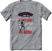 A bad Day Fishing - Vissen T-Shirt | Rood | Grappig Verjaardag Vis Hobby Cadeau Shirt | Dames - Heren - Unisex | Tshirt Hengelsport Kleding Kado - Donker Grijs - Gemaleerd - 3XL