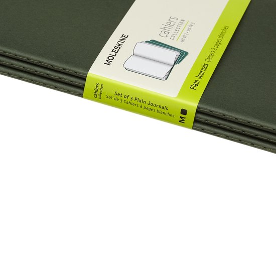 Detail van een stapel donkergroene Moleskine Cahiers notitieboekjes, met een band met de tekst "Cahiers Collection Set of 3".