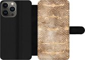 Bookcase Geschikt voor iPhone 13 Pro Max telefoonhoesje - Slangenprint - Goud - Bruin - Met vakjes - Wallet case met magneetsluiting