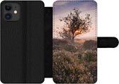 Bookcase Geschikt voor iPhone 11 telefoonhoesje - De heide bij zonsopgang - Met vakjes - Wallet case met magneetsluiting