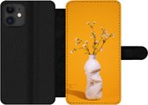 Bookcase Geschikt voor iPhone 12 Pro telefoonhoesje - Fles - Boeket - Geel - Met vakjes - Wallet case met magneetsluiting