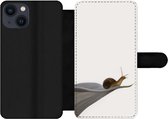 Bookcase Geschikt voor iPhone 13 telefoonhoesje - Slak - Lelie - Grijs - Met vakjes - Wallet case met magneetsluiting