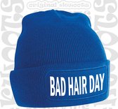 BAD HAIR DAY muts - Blauw (witte tekst) - Beanie - One Size  - Unisex - Grappige teksten - Quotes - Kwoots - Wintersport - Aprés ski muts - Overkomt iedereen - Voor zowel mannen al