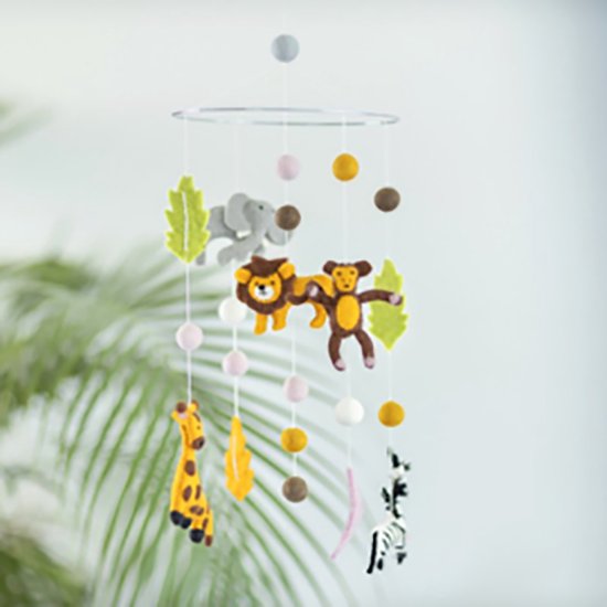 Viltmobiel met jungle dieren: leeuw, aap, olifant, zebra, giraf. Groene bladeren, roze en gele bollen.