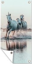 Tuinposter Wilde witte paarden galopperen door het water in Camargue - 40x80 cm - Wanddecoratie Buiten - Tuinposter - Tuindoek - Schuttingposter - Tuinschilderij