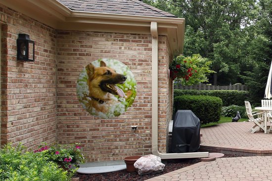 Garden Circle Herder Allemand assis entre les fleurs blanches - 90x90 cm - Affiche Ronde de Jardin - Extérieur