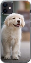 Geschikt voor iPhone 12 mini hoesje - Een Golden Retriever puppy lopend op de stoep - Siliconen Telefoonhoesje