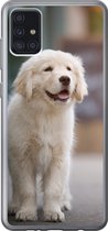 Geschikt voor Samsung Galaxy A52 5G hoesje - Een Golden Retriever puppy lopend op de stoep - Siliconen Telefoonhoesje