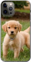 Geschikt voor iPhone 13 Pro hoesje - Golden Retriever pup in het groene gras - Siliconen Telefoonhoesje