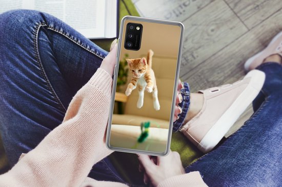 Telefoonhoesje Geschikt voor Samsung Galaxy A41 hoesje - Kat - Spring - Speelgoed - Siliconen Telefoonhoesje Telefoonhoesje
