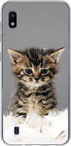 Geschikt voor Samsung Galaxy A10 hoesje - Kat - Kitten - Veren - Siliconen Telefoonhoesje