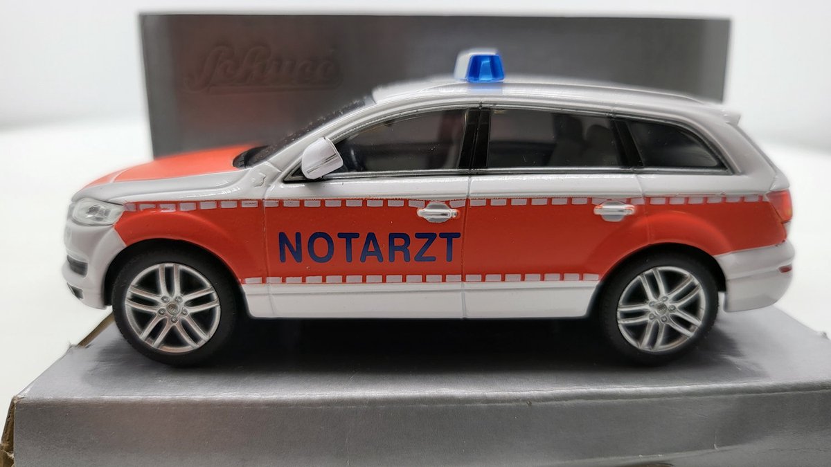 GC0892 SCHUCO / AUDI Q5 3.2L TDI QUATTRO 2008 ROUGE METAL 1/43