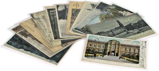 Waaier van vintage ansichtkaarten in transparante plastic hoezen, met stadsbeelden en handgeschreven teksten.