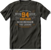 94 Jaar Legend T-Shirt | Goud - Zilver | Grappig Verjaardag Cadeau | Dames - Heren | - Donker Grijs - L