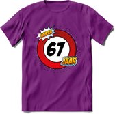 67 Jaar Hoera Verkeersbord T-Shirt | Grappig Verjaardag Cadeau | Dames - Heren | - Paars - L
