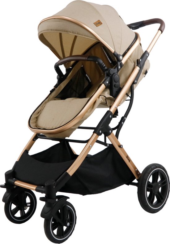 Beige kinderwagen met goudkleurig frame, bruine handgrepen en een zwart mandje.