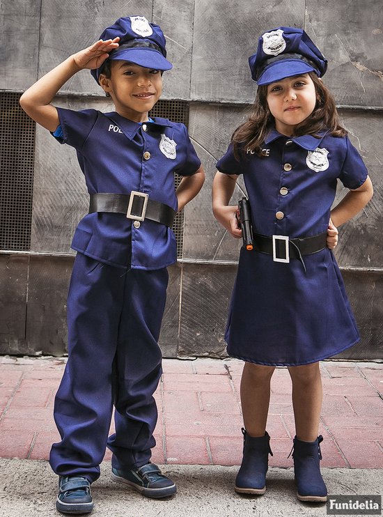Twee kinderen in politie kostuum, jongen in uniform met broek, meisje in uniformjurk.