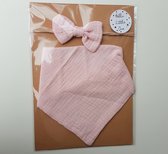 2-delige kraamcadeau set met slab en hoofdstrik zacht roze - kraamcadeau - slab - haarband - baby - babyshower - genderreveal
