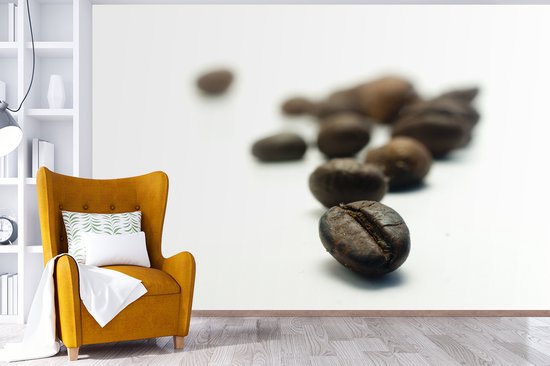 Papier peint vinyle - Photo en profondeur d'une rangée de grains de café sur fond blanc largeur 450 cm x hauteur 300 cm - Tirage photo sur papier peint (disponible en 7 tailles)