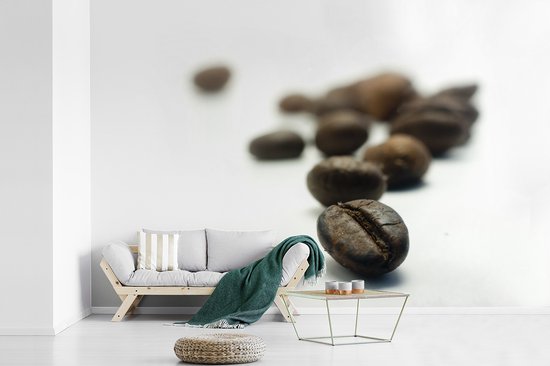 Papier peint vinyle - Photo en profondeur d'une rangée de grains de café sur fond blanc largeur 450 cm x hauteur 300 cm - Tirage photo sur papier peint (disponible en 7 tailles)