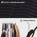 Zwarte fluwelen bekleding op hangers met een sterke metalen haak. Diverse kledingstukken hangen aan de hangers.