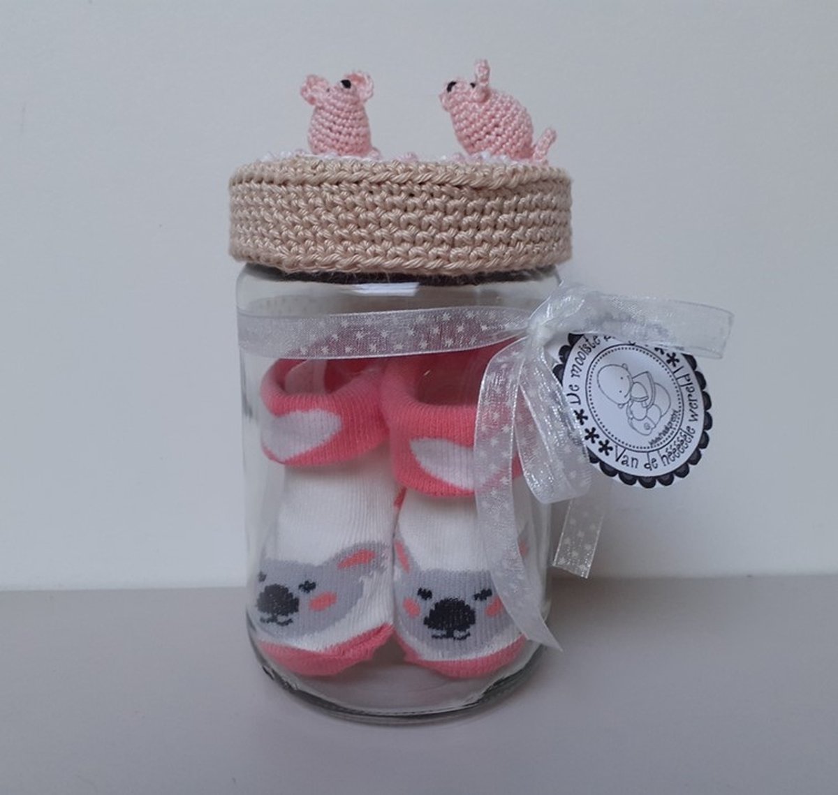 Goedkoopste Kraamcadeau - geboortegeschenk meisje - geborduurde beschuit met muisjes - glazen pot sokjes MEISJE.