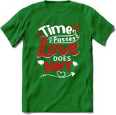 Time Passes Love Does Not - Valentijn T-Shirt | Grappig Valentijnsdag Cadeautje voor Hem en Haar | Dames - Heren - Unisex | Kleding Cadeau | - Donker Groen - 3XL