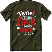 Time Passes Love Does Not - Valentijn T-Shirt | Grappig Valentijnsdag Cadeautje voor Hem en Haar | Dames - Heren - Unisex | Kleding Cadeau | - Leger Groen - M
