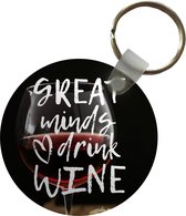 Sleutelhanger - Wijn quote 'Great minds drink wine' met een wijnglas op de achtergrond - Plastic - Rond - Uitdeelcadeautjes
