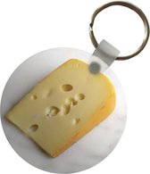 Sleutelhanger - Een stuk Zwitserse kaas op een aanrecht - Plastic - Rond - Uitdeelcadeautjes