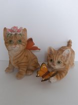 Katten beeldjes set van 2 spelende katjes met een vlinder van Clayre&Eef  17x12x10 cm