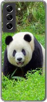 Geschikt voor Samsung Galaxy S21 FE hoesje - Panda - Gras - Dier - Siliconen Telefoonhoesje