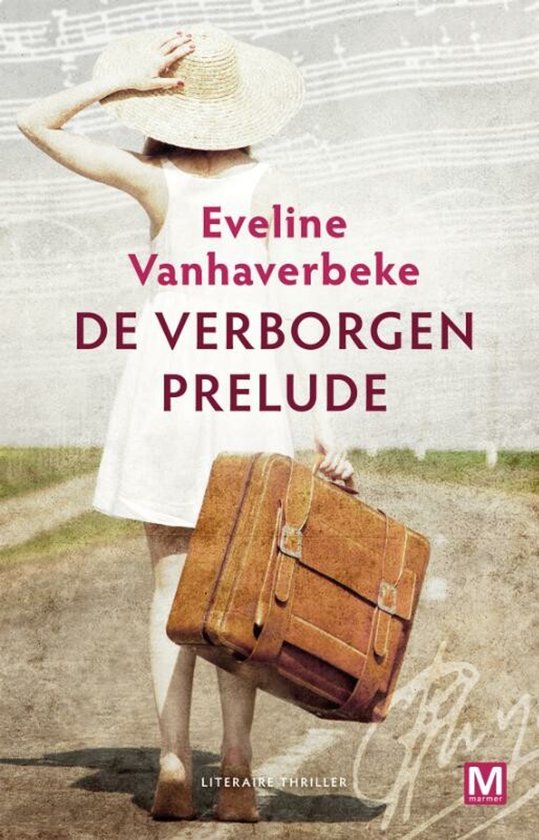Vrouw met strooien hoed en witte jurk draagt een oude bruine koffer. Titel: De Verborgen Prelude.