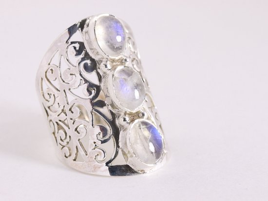 Langwerpige opengewerkte zilveren ring met regenboog maansteen - maat 19.5