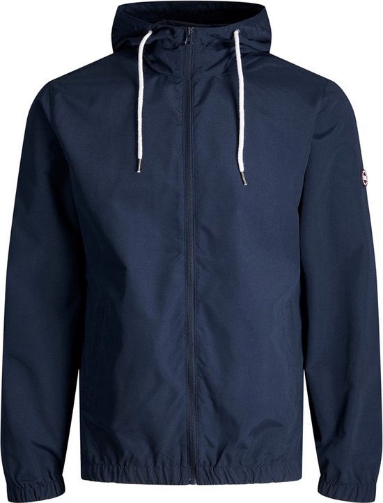 Donkerblauwe Jack & Jones herenjas met capuchon en witte trekkoorden.