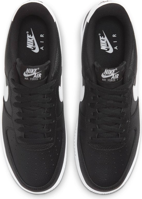 Zicht op de bovenkant van zwarte leren Nike Air Force 1 sneakers met witte zolen, witte Nike logo's en Nike Air Force 1 branding.