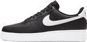 Zwarte leren Nike Air Force 1 sneaker met witte zool en logo, gezien vanaf de zijkant.