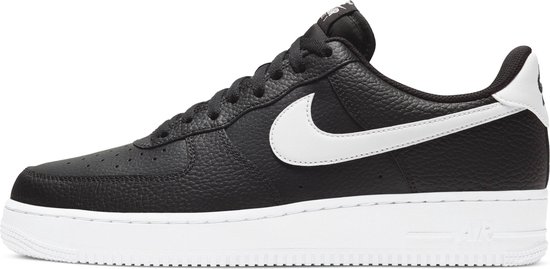 Zwarte leren Nike Air Force 1 sneaker met witte zool en logo, gezien vanaf de zijkant.
