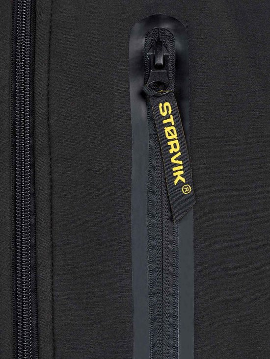 Zwarte softshell jas met een rits met een geel "STØRVIK" label.
