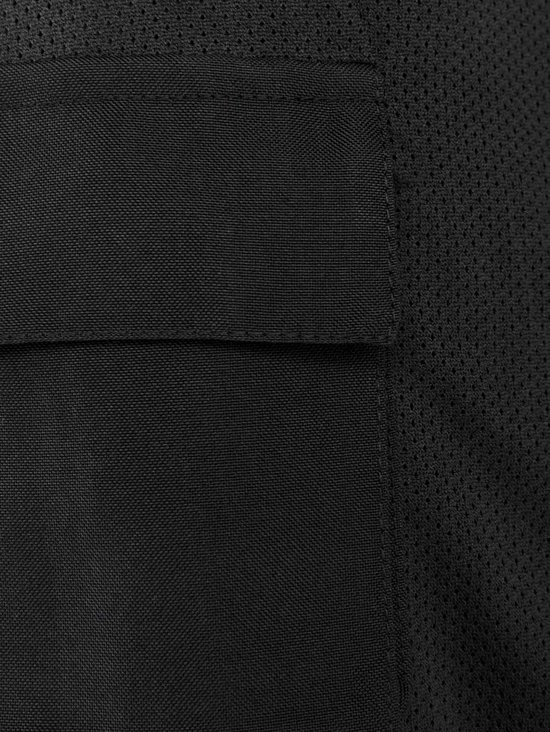 Zwarte softshell jas met een mesh-paneel en een opgestikte zak.