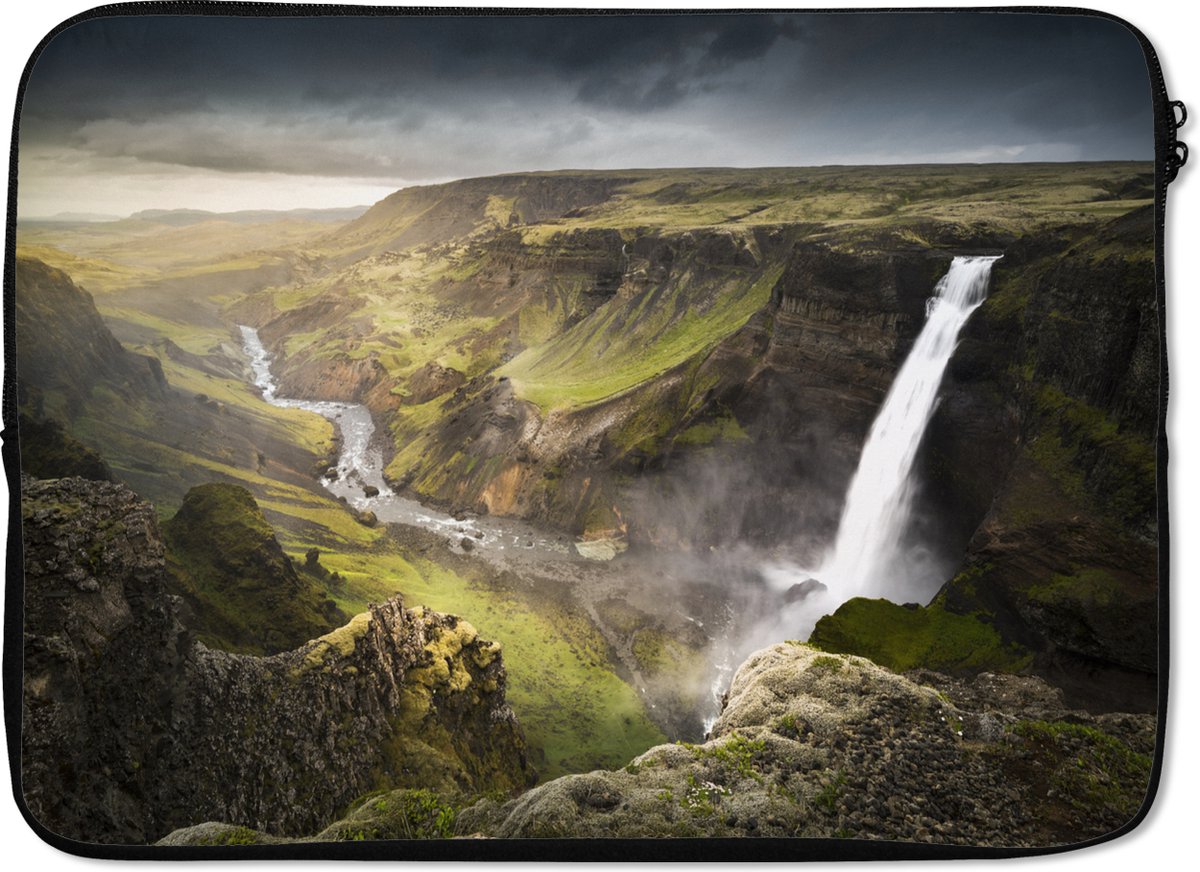 Laptophoes 13 inch - Waterval - Scandinavië - Wolken - Laptop sleeve - Binnenmaat 32x22,5 cm - Zwarte achterkant