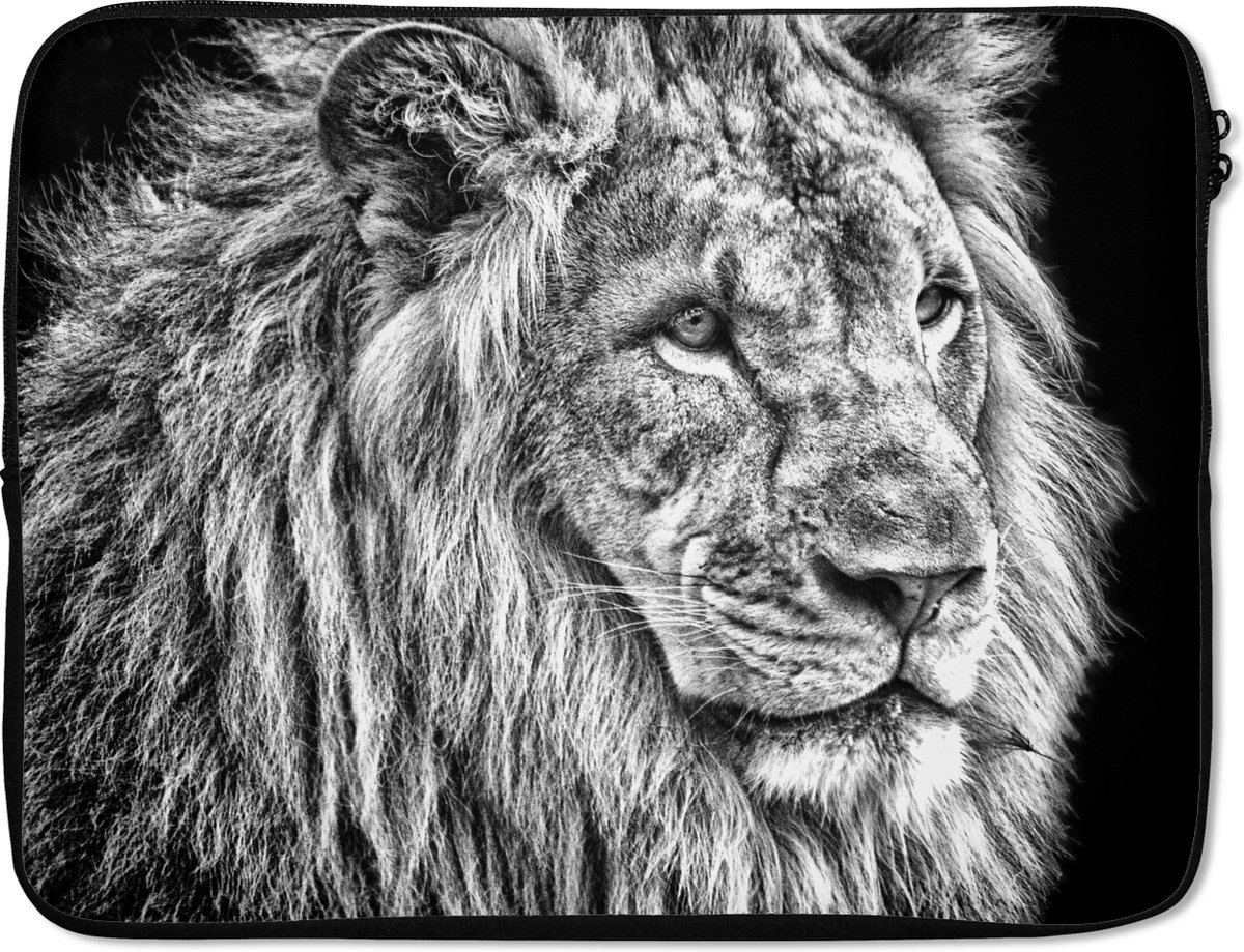 Laptophoes 15.6 inch - Portret - Leeuw - Zwart - Wit - Laptop sleeve - Binnenmaat 37x26 cm - Zwarte achterkant