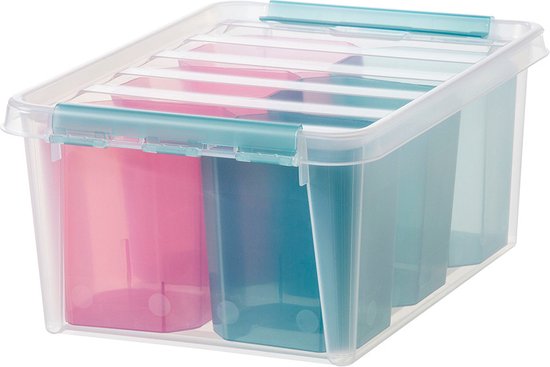 Transparante opbergbox met roze en blauwe vakverdelers en een transparant deksel.