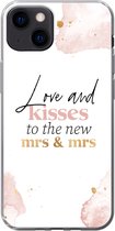 Geschikt voor iPhone 13 hoesje - Quotes - 'Love and kisses to the new Mrs & Mrs' - Spreuken - Marmer print - Siliconen Telefoonhoesje