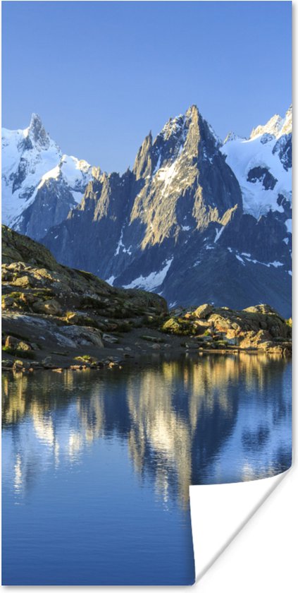 Poster Besneeuwde toppen van de Mont Blanc worden weerspiegeld in White Lake - 20x40 cm