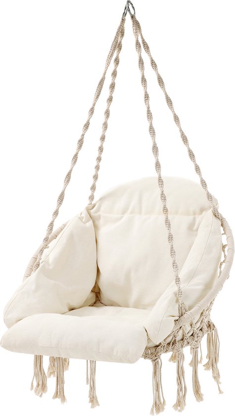 Beige macramé hangstoel met gedraaid touw, dik kussen en franjes, hangend aan een haak.