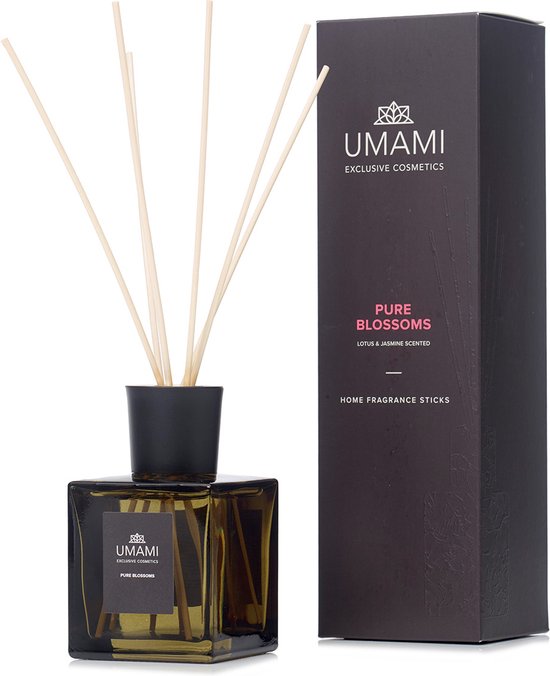 Umami Pure Blossoms geurstokjes: amberkleurig glas met 5 rieten stokjes, doos met "PURE BLOSSOMS" en "LOTUS & JASMINE SCENTED".